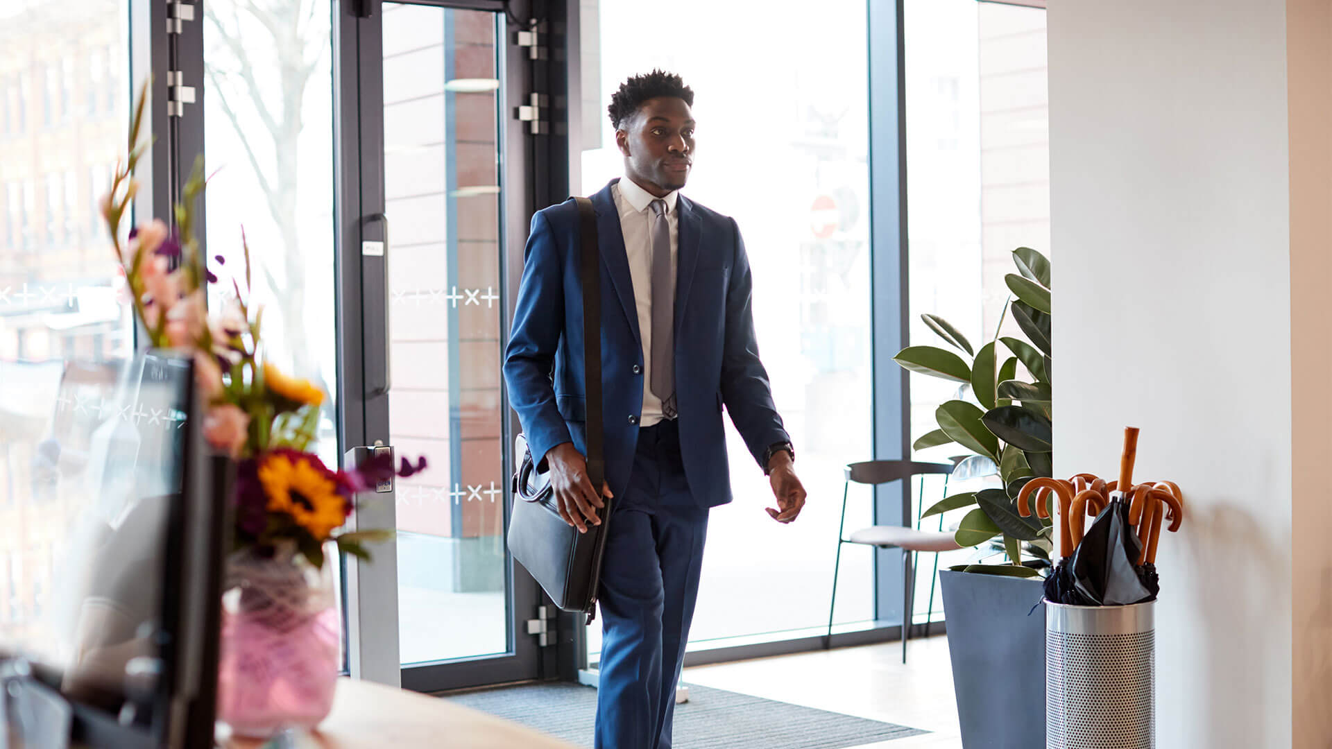 Homem entrando na empresa, voltando ao trabalho