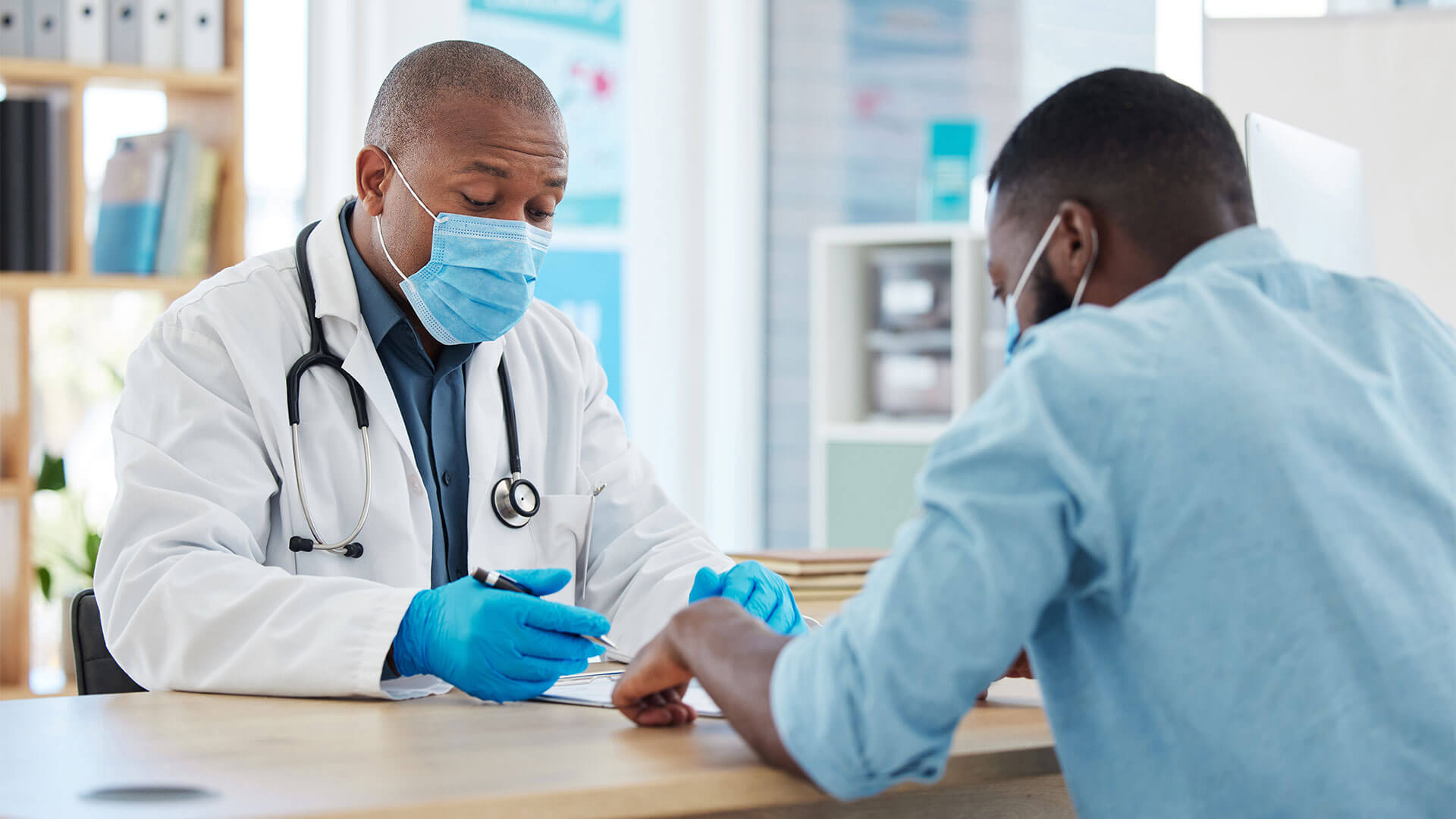 Paciente realizando perícia médica com médico em consultório