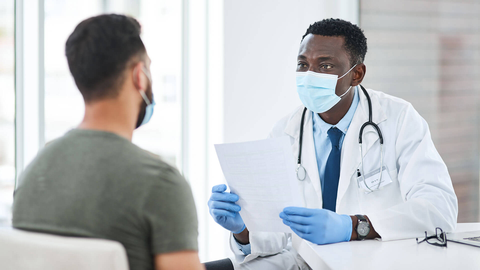 Paciente conversando com médico